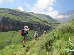 Mehrere Wanderer auf einem Pfad in den Drakensbergen