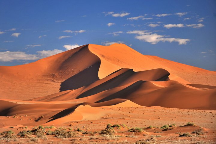 Dünen in der Namib Wüste im Morgenrot