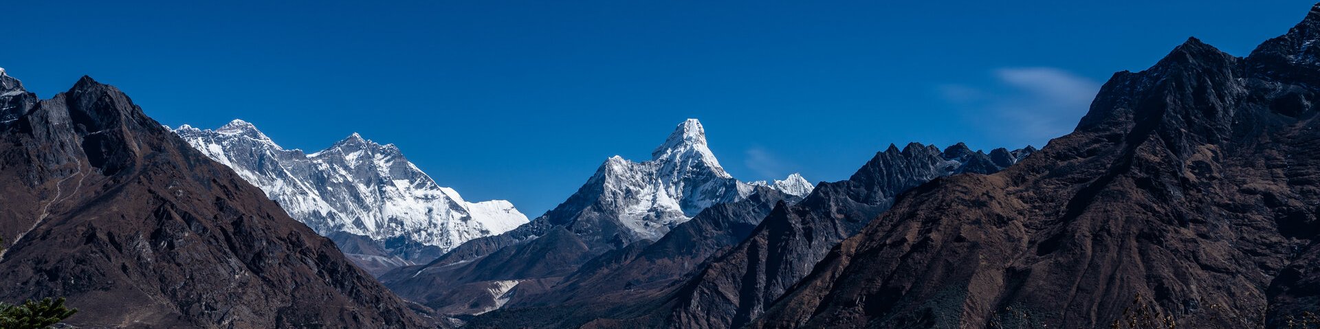 Erste Blicke auf Ama Dablam, Lhotse und Everest in Nepal