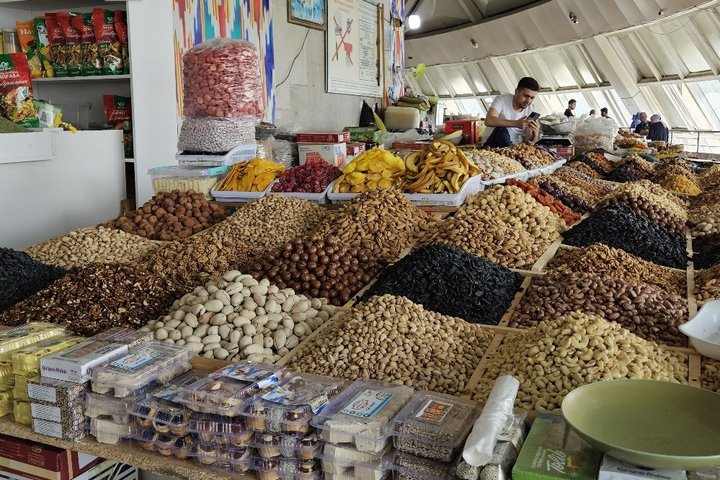 Nüsse und Trockenfrüchte auf dem Basar in Taschkent Nüsse und Trockenfrüchte auf dem Basar in Taschkent