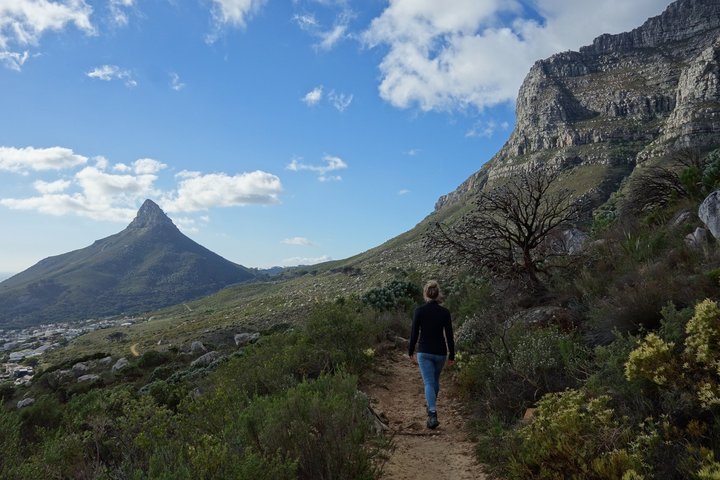 Wanderin geht auf einem Pfad am Tafelberg in Südafrika