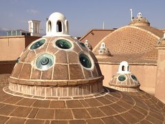 Dach eines Badehauses mit Fenstern im Iran