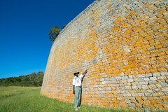 Mann vor den Ruinen von Great Simbabwe