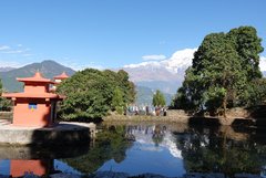 Trekkinggruppe an einem heiligen See 