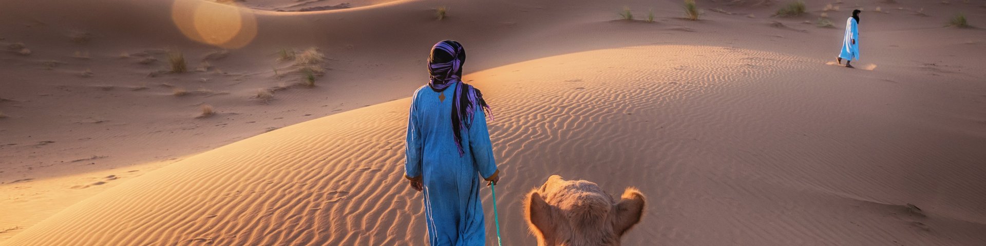 Tuareg mit seinem Kamel unterwegs in den Dünen der Sahara
