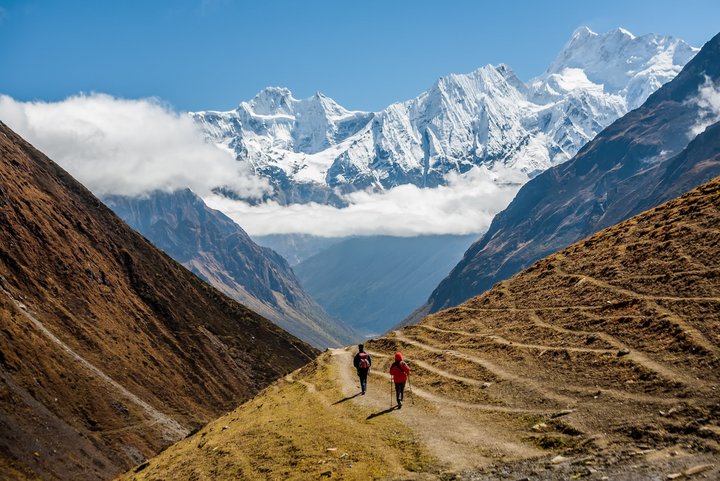 Zwei Wanderer auf dem Manaslu Circuit vor prächtigem Bergpanorama Zwei Wanderer auf dem Manaslu Circuit vor prächtigem Bergpanorama