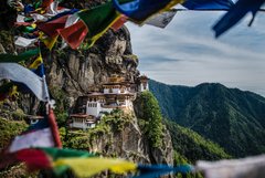 Imposant im Felsen gelegenes Tigernest, das Taktshang Kloster in Bhutan
