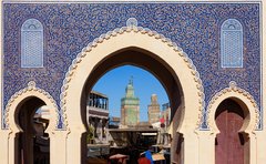 Blick durchs Bab Bou Jeloud-Gate in Fès in Marokko
