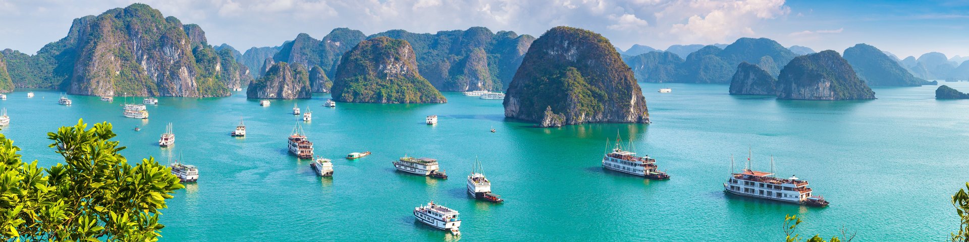 Viele Schiffe in der Inselwelt der Halong Bucht in Vietnam