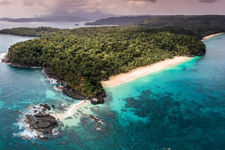 Luftaufnahme der Insel Príncipe mit Stränden und Dschungel