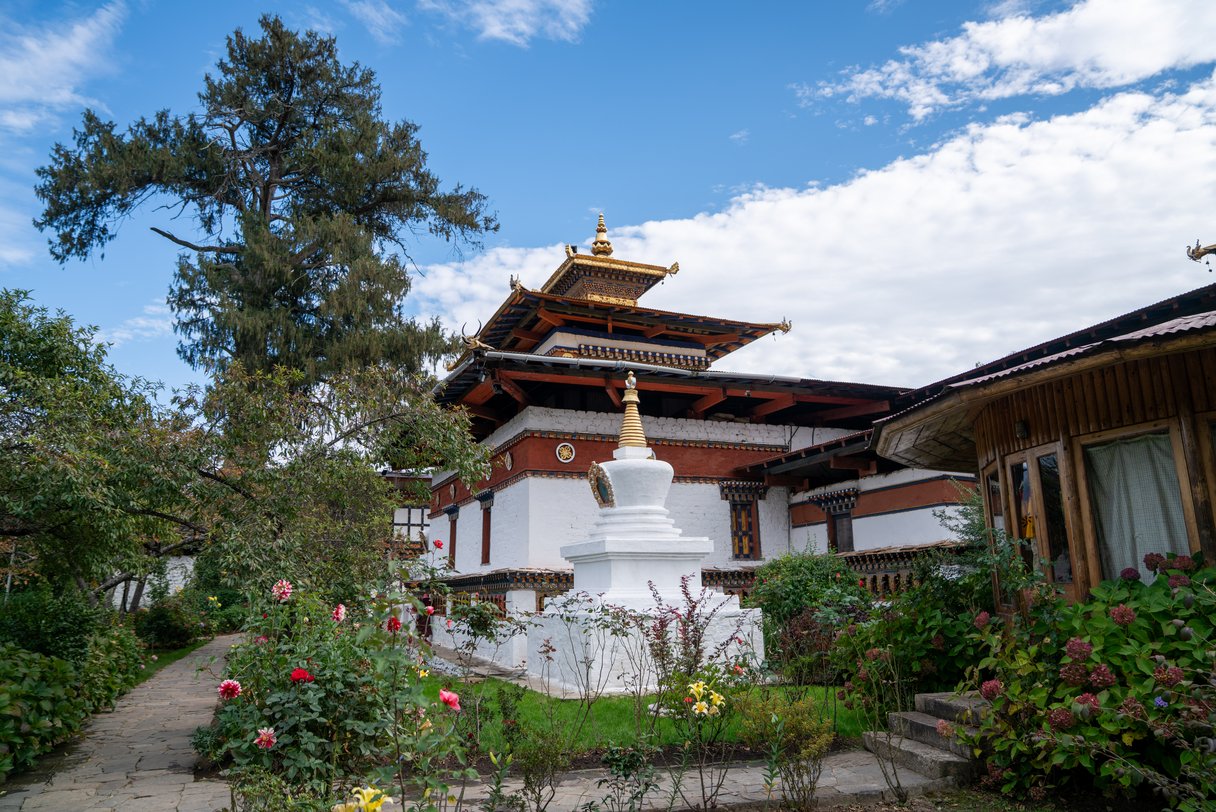 Der Tempel Kyichu Lhakhang und ein Stupa