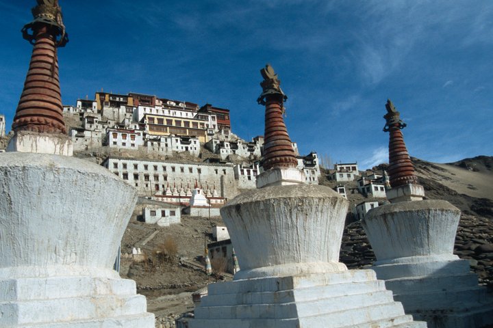 Stupas und Klosterdorf in Ladakh