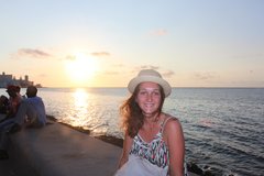 Melanie Buchser an der Promenade bei Sonnenuntergang