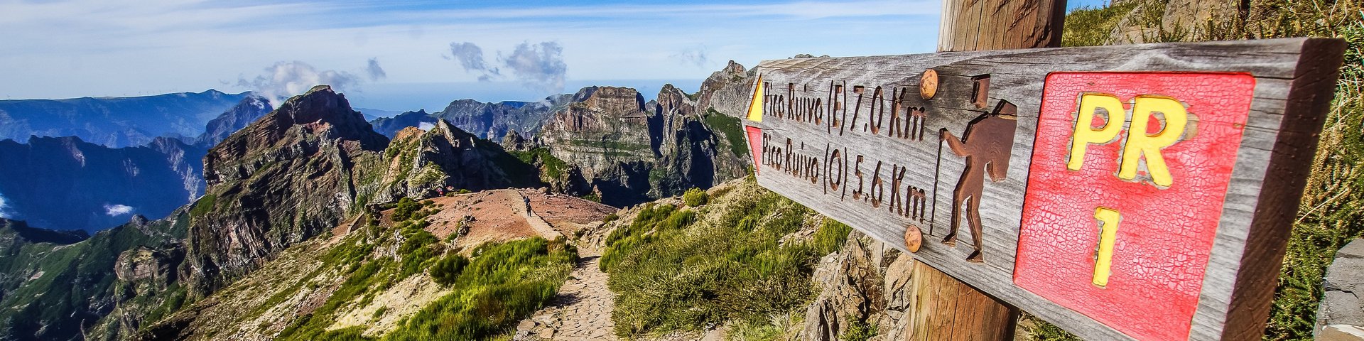 Wanderweg und Wegweiser zum Pico Ruivo auf der Insel Madeira