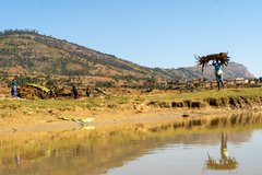 Einheimische am Matsiatra Fluss auf Madagaskar