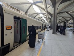 Auf dem Perron im Bahnhof Medina