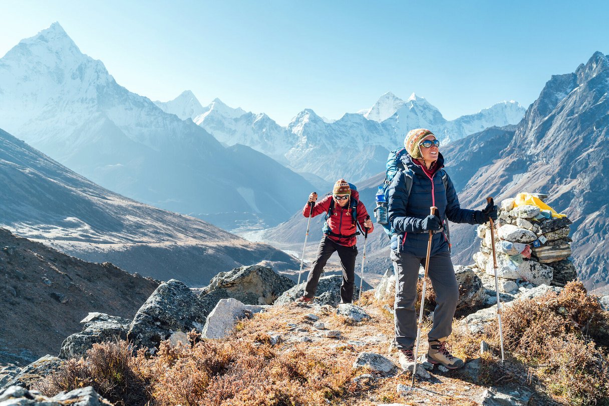 Zwei Wanderer auf dem Weg ins Everest Base Camp Zwei Wanderer auf dem Weg ins Everest Base Camp