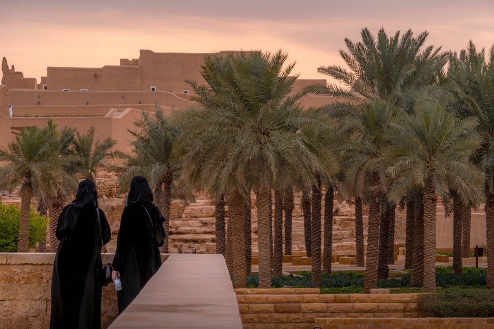 Einheimische Frauen besuchen Diriyah