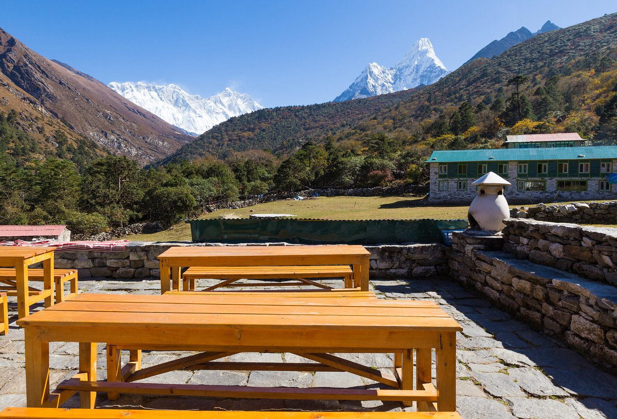 Gartenterrasse einer Lodge in Deboche im Everest-Gebiet Gartenterrasse einer Lodge in Deboche im Everest-Gebiet