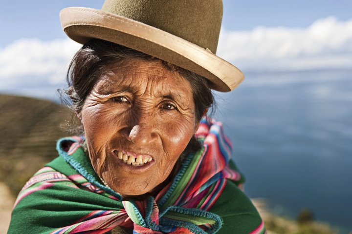 Portrait einer traditionell gekleideten Peruanerin mit Hut