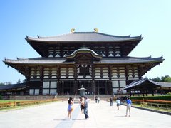 Der imposante Todaiji Tempel in Nara, das grösste aus Holz gebaute Gebäude der Welt