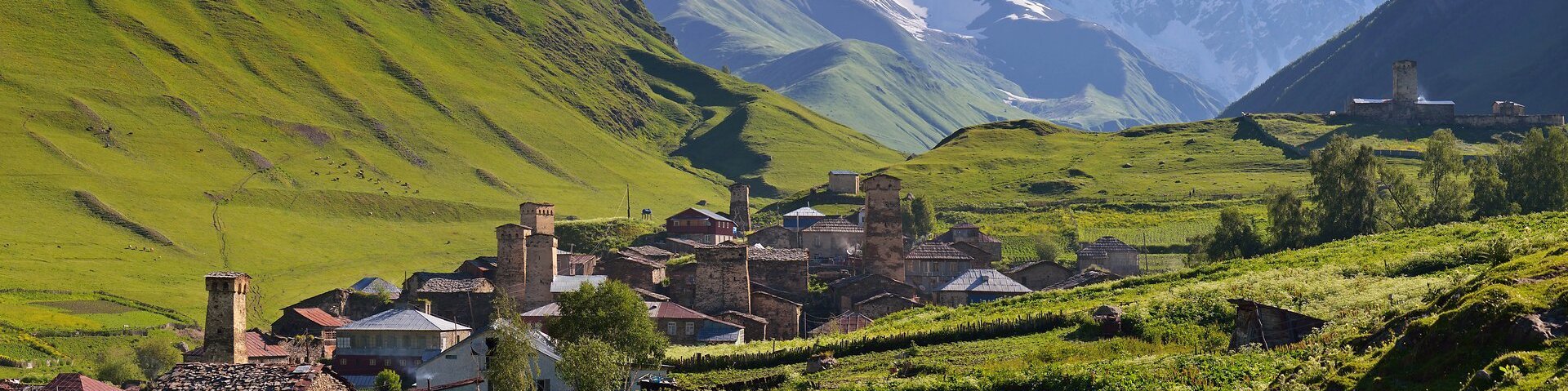 Uschguli und der Berg Schchara im Hintergrund