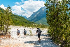 Wandernde im grünen Valbonatal in Theth, Albanien