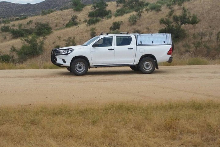 Weisses Fahrzeug steht in Namibia
