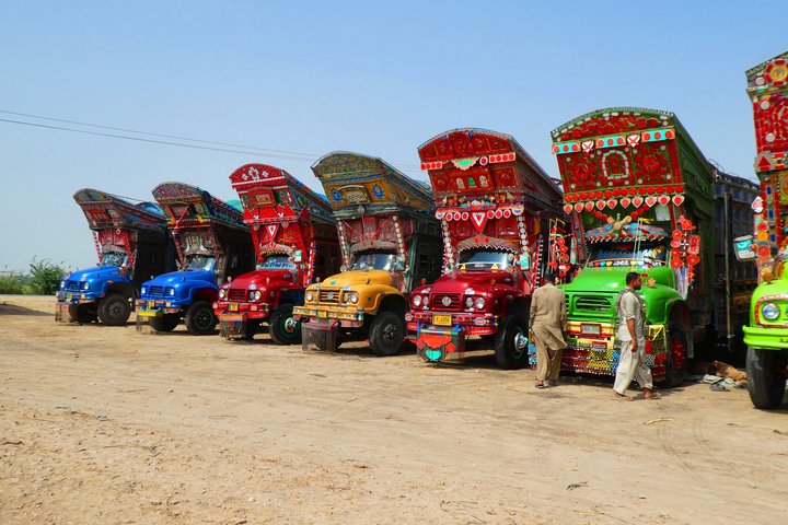 Farbige LKWs in Pakistan