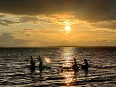 Kinder paddeln im Meer in Estland bei Sonnenuntergang