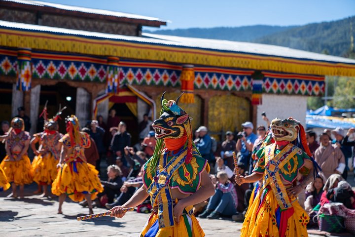 Farbenfrohe Tänzer am Tsechu in Jambay Lhakhang Farbenfrohe Tänzer am Tsechu in Jambay Lhakhang