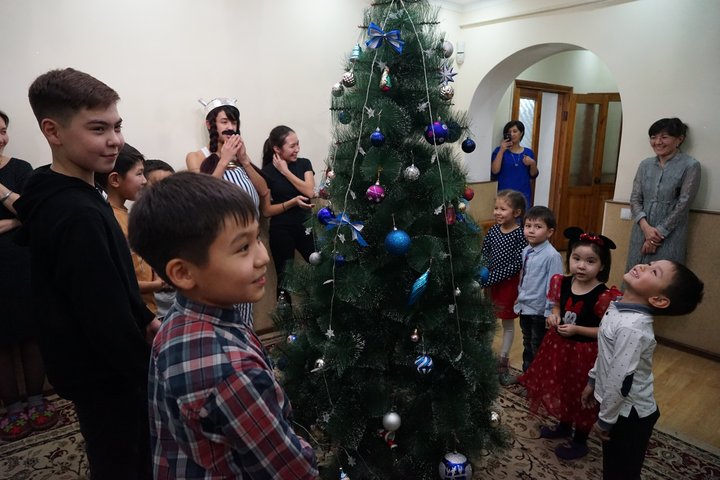 Kirgisische Familie an Silvester
