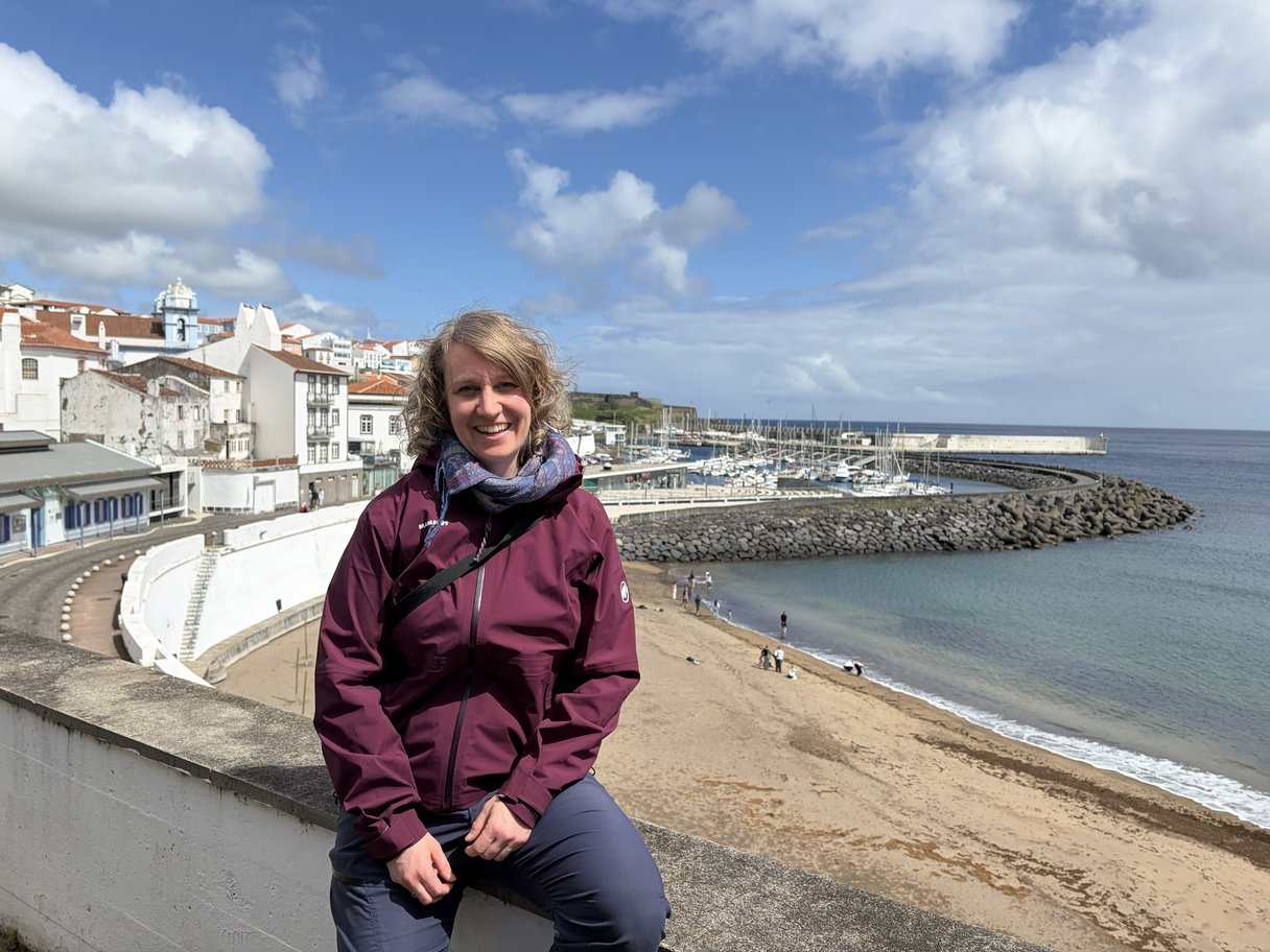 Nature Tours-Mitarbeiterin Nadine vor Angra Do Heroismo auf Terceira