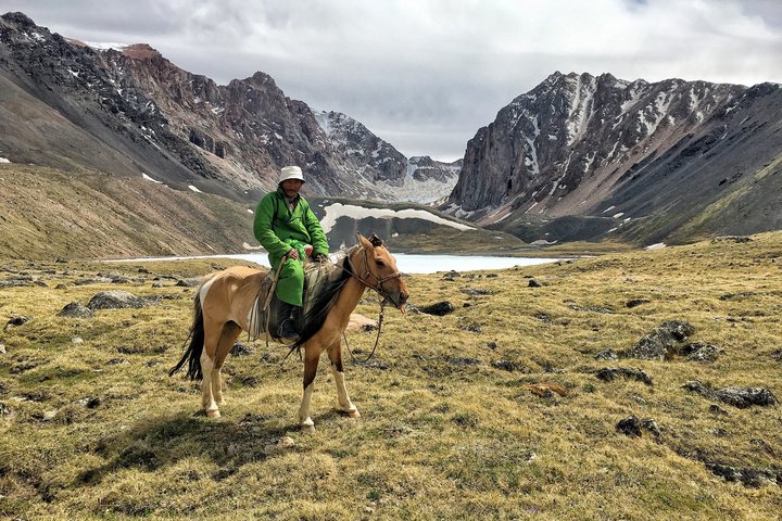 Unser lokaler Begleiter auf dem Pferd im Kharkhira Gebirge der Westmongolei