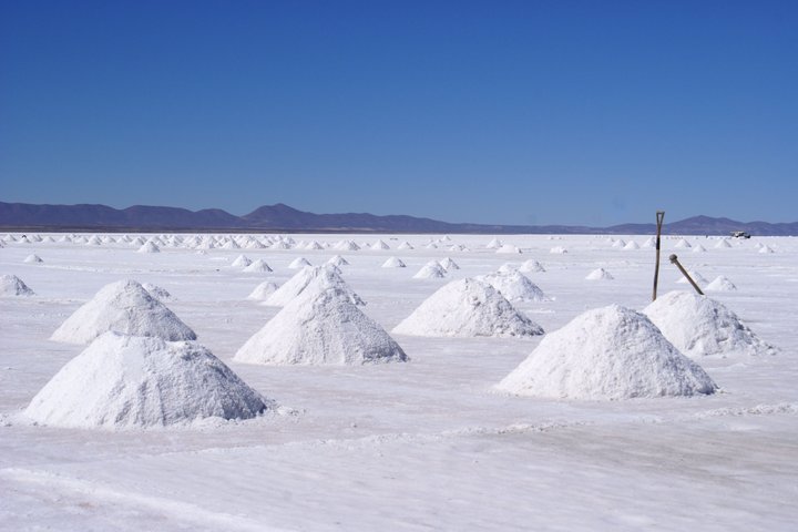 Salzhaufen in der Salzwüste Salar de Uyuni in Bolivien