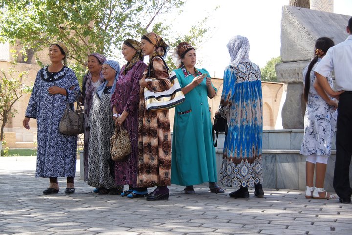 Eine Gruppe von Frauen auf der Strasse von Usbekistan