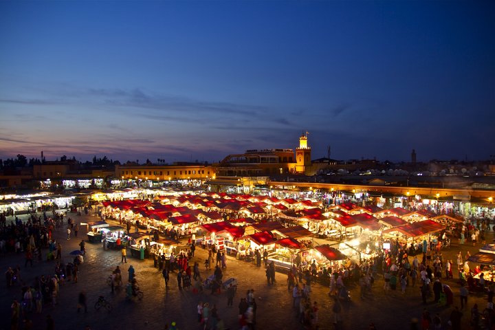 Blick über den Hauptplatz Djemaa el-Fna mit seinen vielen Markständen bei Nacht