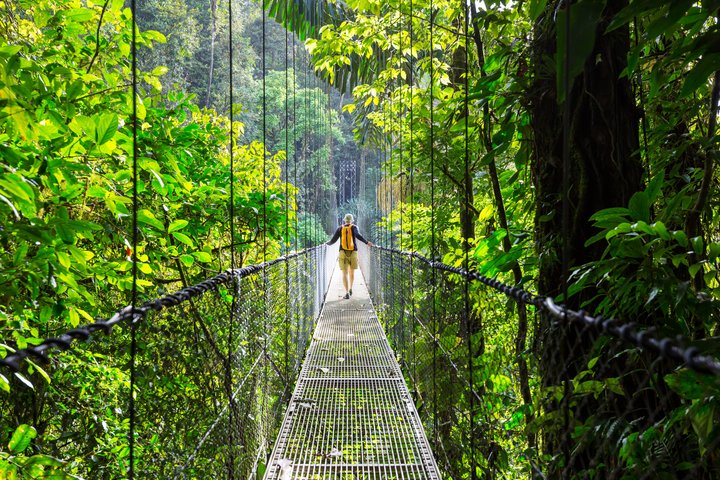 Reisender auf einer Hängebrücke in Costa Rica