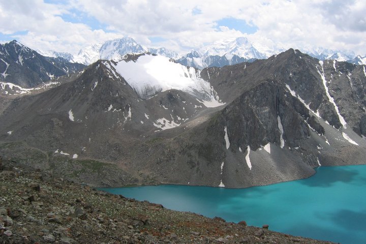 Blick auf den See Ala Kul und die umliegende Bergwelt in Kirgistan