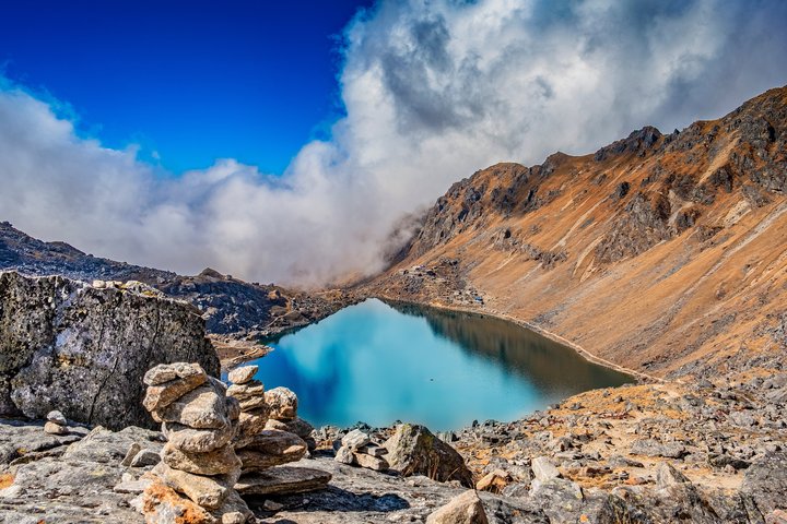 Tiefblaue, heilige Seen von Gosainkund in Nepal