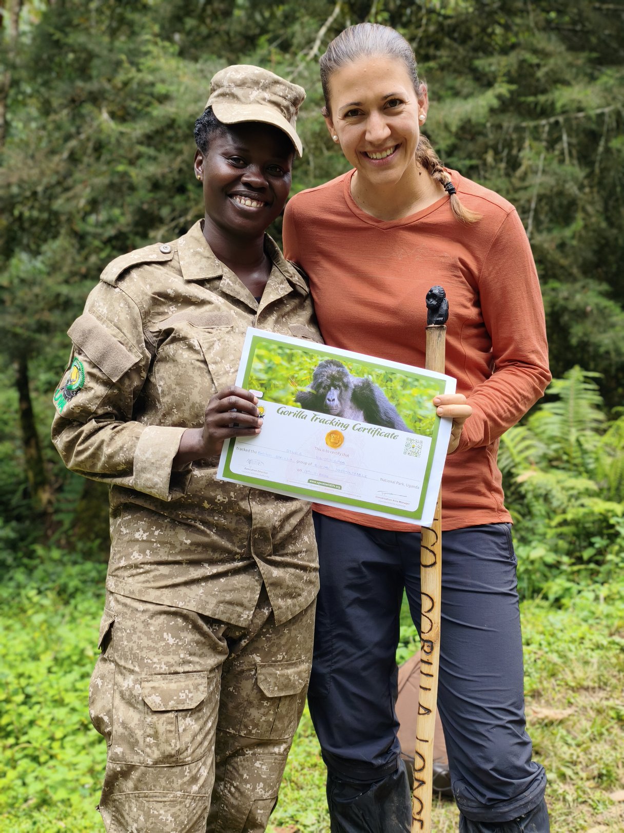 Ranger in Uganda übergibt Zertifikat an Mitarbeiterin Sylvie
