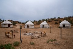 Jurtencamp in der Wüste unweit des Aydarkul-Sees in Usbekistan