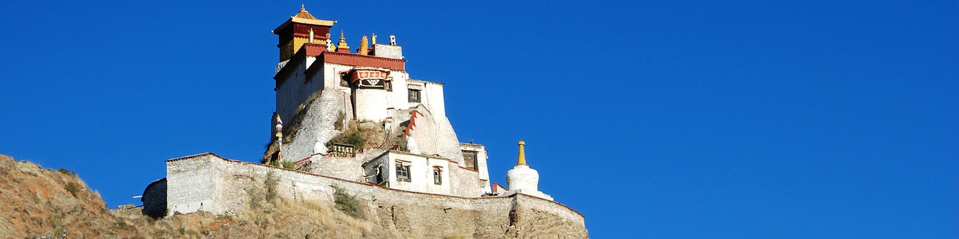 Tibetisches Kloster auf Felshügel