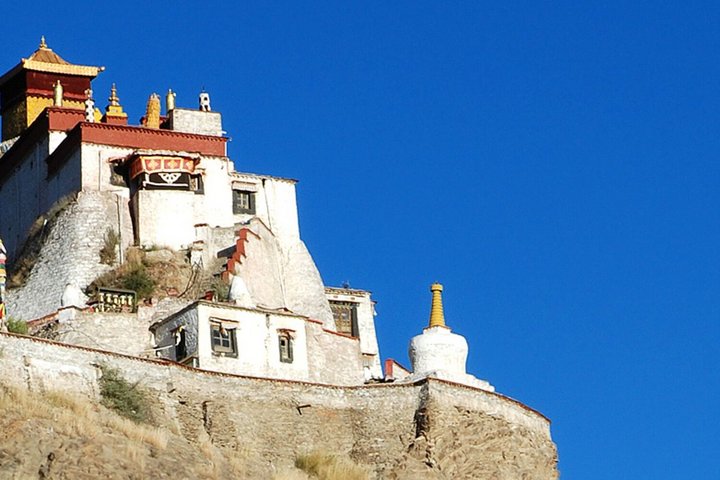 Tibetisches Kloster auf Felshügel