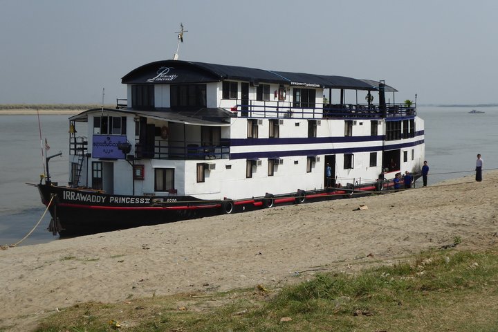 Das Flussschiff Irraawaddy Princess liegt am Ufer
