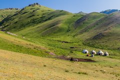 Weisse Jurten in der Bergen um den Son Köl-See in Kirgistan