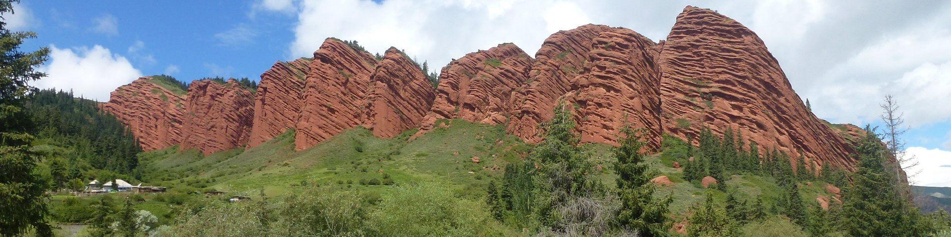 Rote Felsformationen in Dscheti Ögus in Kirgistan