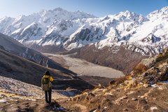 Eine Wanderin geniesst die Aussicht vom Kyangjin Ri in Nepal