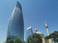Die Hochhäuser Falme Towers und daneben eine Moschee in Baku