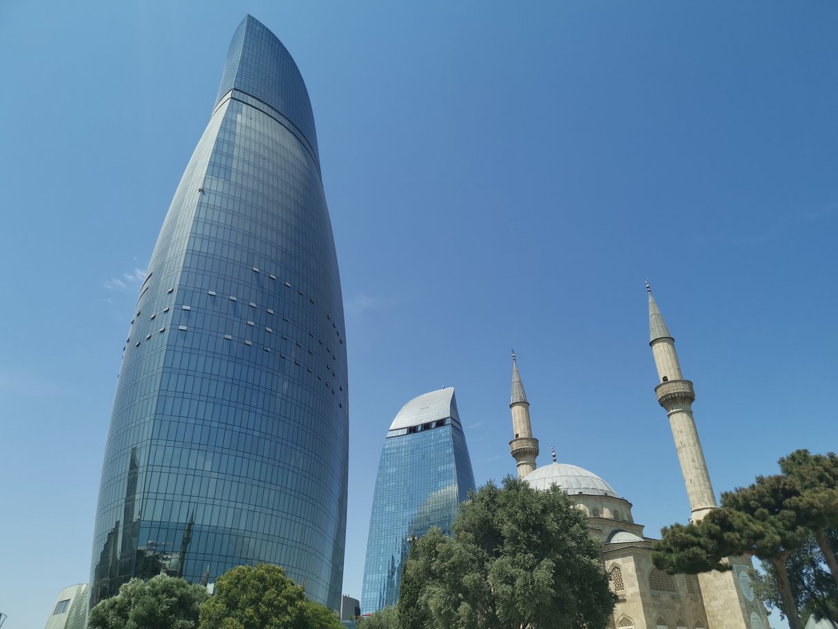 Die Hochhäuser Falme Towers und daneben eine Moschee in Baku